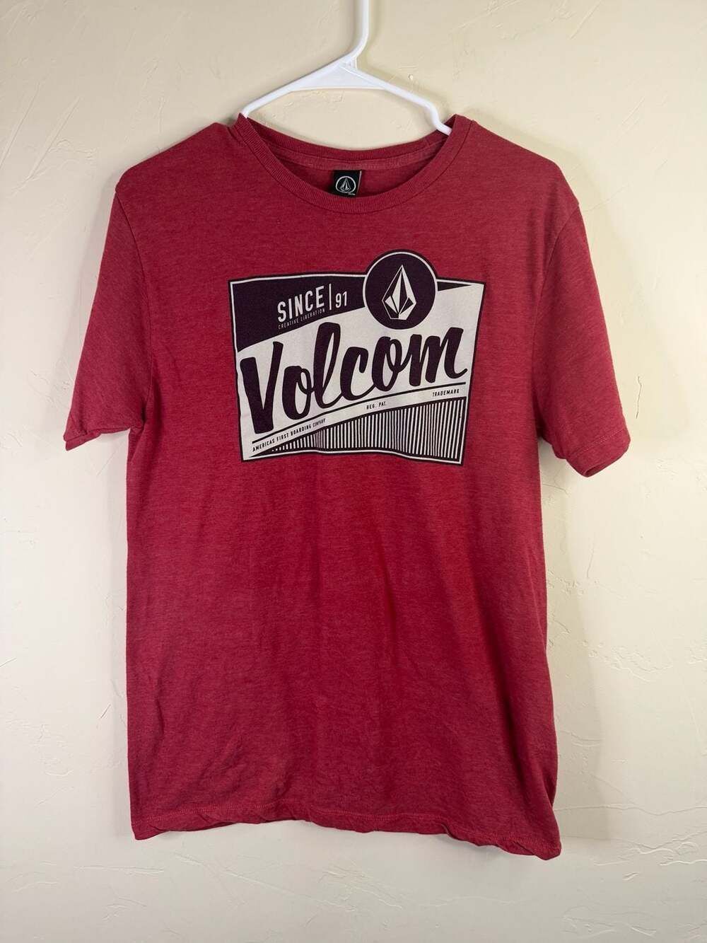 VOLCOM Shirt Mens Vintage Style Logo Graphic Size Medium Burgundy
